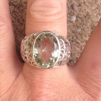Zilveren ring met groene Amethist en open bewerkte band 18 mm